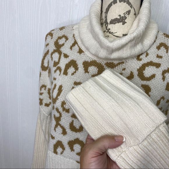 Nine West Long Sleeve Cheetah Print Turtleneck Sweater Size Medium - Picture 5 of 10